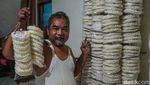 Intip Sibuknya Rumah Produksi Kerupuk Putih di Bukit Duri