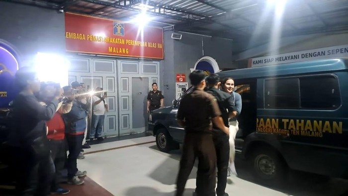 Isa Zega, tersangka dugaan pencemaran nama baik terhadap Bos MS Glow Shandy Purnamasari di Lapas Wanita Kota Malang.