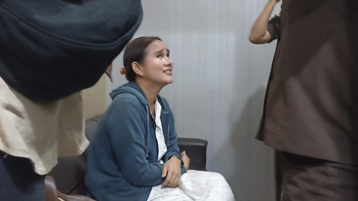Isa Zega, tersangka dugaan pencemaran nama baik terhadap Bos MS Glow Shandy Purnamasari di Lapas Wanita Kota Malang.