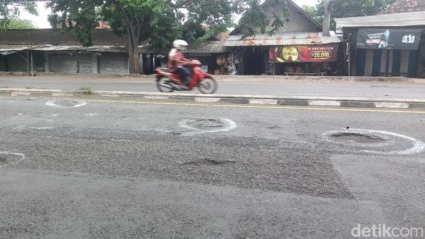 Jalan Bendungan Kraton Pasuruan berlubang