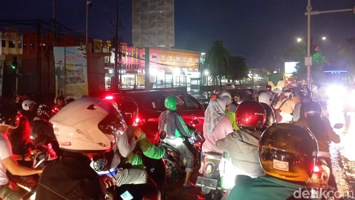Jalan Perintis Kemerdekaan Makassar macet gegara banjir.