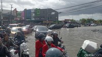 Foto: Jalan Perintis Kemerdekaan Makassar macet sejak pukul 08.00 Wita, Rabu (12/2/2025). Hingga malam hari, arus lalu lintas masih terpantau padat.