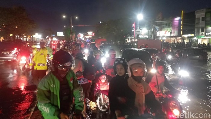 Jalan Perintis Kemerdekaan Makassar macet karena banjir. Jalan Perintis Kemerdekaan Makassar macet karena banjir.