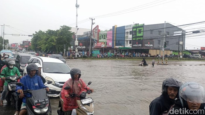 Jalan Perintis Kemerdekaan Makassar macet.