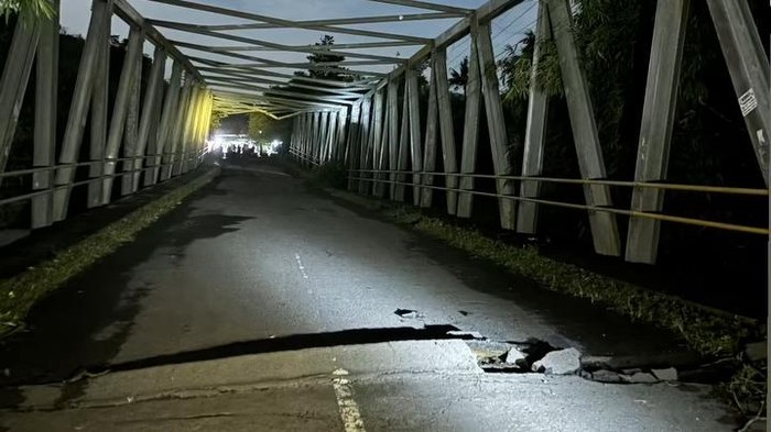 Jembatan Bakong yang menghubungkan antara Kecamatan Lembar dan Kecamatan Gerung di Desa Kebon Ayu dan Desa Lembar nyaris putus.