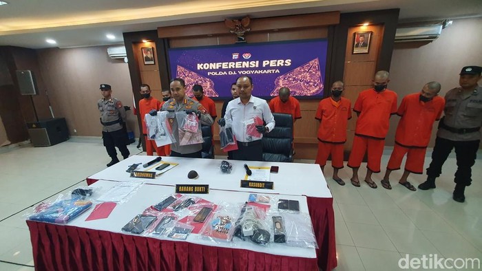 Polda DIY mengungkap praktik judi online dadu yang disiarkan melalui live TikTok, Rabu (12/2/2025).