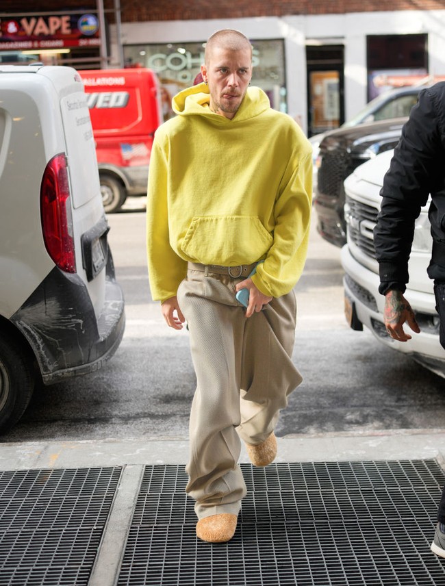 Dalam salah satu momen, pria 30 tahun ini juga terlihat lelah dan tidak bercukur saat berjalan melintasi kota dengan celana oversized dan jaket kuning. Foto: GC Images/XNY/Star Max