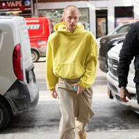 Dalam salah satu momen, pria 30 tahun ini juga terlihat lelah dan tidak bercukur saat berjalan melintasi kota dengan celana oversized dan jaket kuning. Foto: GC Images/XNY/Star Max