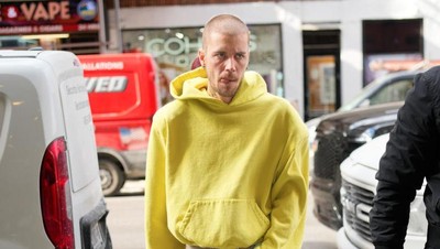 Penampilan Terbaru Justin Bieber Pakai Jaket Oversized, Bikin Fans Khawatir
