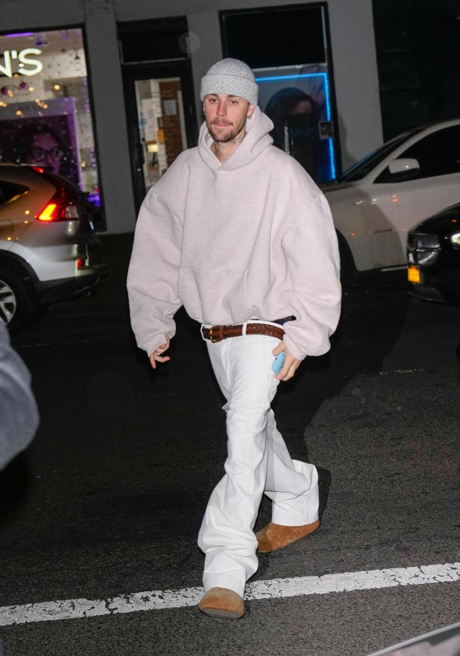 Justin Bieber kerap kali tampil dengan busana oversized, mulai dari jaket, t-shirt hingga celana. Pakaian dengan ukuran big size ini tak jarang membuat tubuhnya tampak ‘tenggelam’. Foto: GC Images/XNY/Star Max