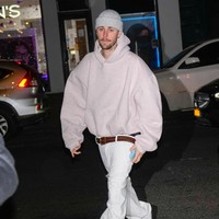 Justin Bieber kerap kali tampil dengan busana oversized, mulai dari jaket, t-shirt hingga celana. Pakaian dengan ukuran big size ini tak jarang membuat tubuhnya tampak ‘tenggelam’. Foto: GC Images/XNY/Star Max