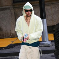 Pekan lalu, ayah satu anak ini kembali tertangkap kamera di New York dengan tatapan mata ‘kosong’. Dia masih tampil dengan gaya andalannya, memakai busana serba ‘kebesaran’. Foto: GC Images/XNY/Star Max