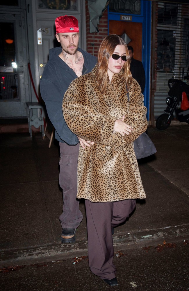 Penampilannya yang disorot publik ini terjadi di tengah meningkatnya rumor bahwa pernikahannya dengan Hailey Bieber sedang dalam masalah. Pasangan yang menikah sejak enam tahun lalu tersebut ramai dikabarkan berpisah. Foto: GC Images/XNY/Star Max