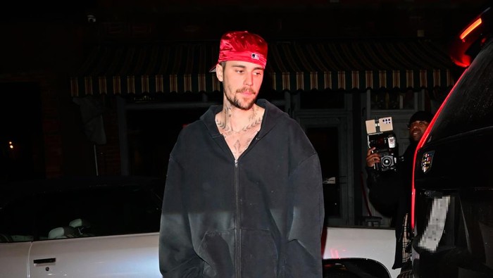 NEW YORK, NEW YORK - FEBRUARY 06: Justin Bieber is seen leaving Lucali Pizza in Brooklyn on February 06, 2025 in New York City. (Photo by Raymond Hall/GC Images)