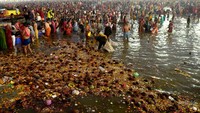 Bulan purnama pada hari Rabu, yang dikenal sebagai Magh Poornima, menjadikannya salah satu hari paling suci dalam festival yang berlangsung selama enam minggu, yang diadakan di pertemuan tiga sungai paling suci di India.  