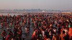 Jutaan Umat Hindu India Mandi Suci Rayakan Festival Maha Kumbh Mela