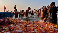 Lebih dari 10 juta umat Hindu yang taat yang mencari pengampunan atas dosa-dosa mereka mandi di air suci di India utara selama rentang waktu empat jam pada hari Rabu (12/2/2025), kata pihak berwenang, saat mereka bersiap menghadapi jutaan orang lainnya yang akan memadati lokasi Kumbh Mela.