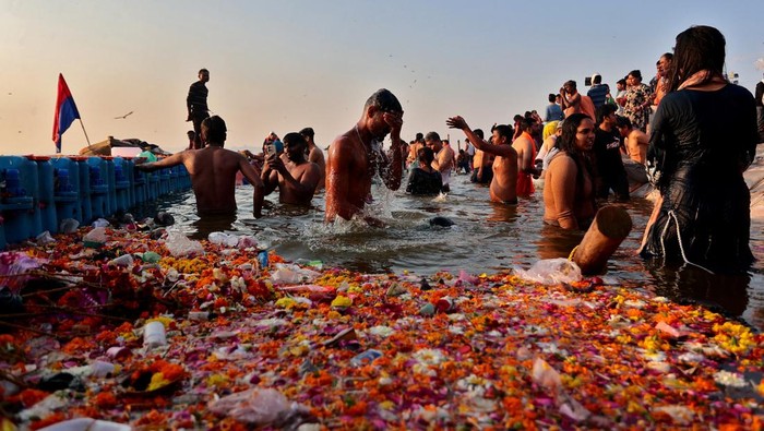 Jutaan Umat Hindu India Mandi Suci Rayakan Festival Maha Kumbh Mela Devotees take a dip at Sangam, the confluence of the Ganges and Yamuna rivers with the mythical invisible Saraswati river, to mark Maghi Purnima, one of the auspicious days during the