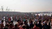 Menjaga keselamatan dapat menjadi tantangan di festival tersebut, meskipun ada tindakan pencegahan yang ketat. Umat Hindu percaya bahwa terjun ke perairan tempat bertemunya Sungai Gangga, Yamuna, dan Sungai Saraswati yang mistis akan membebaskan mereka dari dosa, tetapi mereka menganggap peristiwa tahun ini bahkan lebih penting karena memiliki kekuatan untuk membebaskan mereka dari siklus kelahiran kembali.  