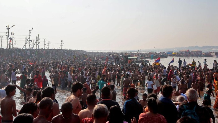 Jutaan Umat Hindu India Mandi Suci Rayakan Festival Maha Kumbh Mela Devotees take a dip at Sangam, the confluence of the Ganges and Yamuna rivers with the mythical invisible Saraswati river, to mark Maghi Purnima, one of the auspicious days during the