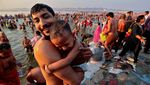 Jutaan Umat Hindu India Mandi Suci Rayakan Festival Maha Kumbh Mela