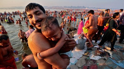 Jutaan Umat Hindu India Mandi Suci Rayakan Festival Maha Kumbh Mela
