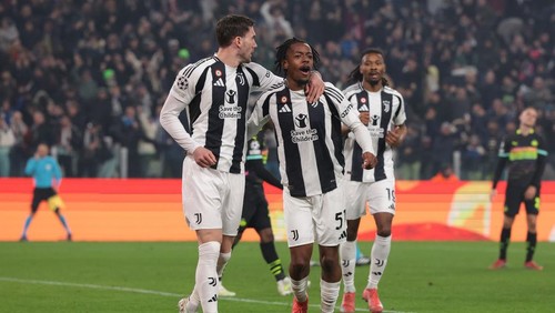 TURIN, ITALY - FEBRUARY 12: Samuel Mbangula Tshifunda of Juventus celebrates with team mate Dusan Vlahovic oafter scoring to give the side a 2-1 lead during the UEFA Champions League 2024/25 League Knockout Play-off First Leg match between Juventus FC and PSV at Juventus Stadium on February 12, 2025 in Turin, Italy. (Photo by Jonathan Moscrop/Getty Images)