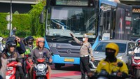 Di antaranya, boncengan lebih dari satu orang, melebihi batas kecepatan, pengendara di bawah umur, tak pakai helm SNI, tak pakai safety belt, main HP saat berkendara, berkendara di bawah pengaruh alkohol, knalpot tak sesuai spesifikasi, melanggar marka berhenti, lawan arus, dan TNKB yang tak sesuai ketentuan. (dok. Korlantas Polri)