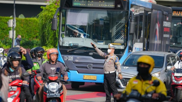 Kakorlantas Polri Brigjen Agus Suryonugroho cek Operasi Keselamatan Jaya 2025 di Bundaran HI, Jakarta Pusat