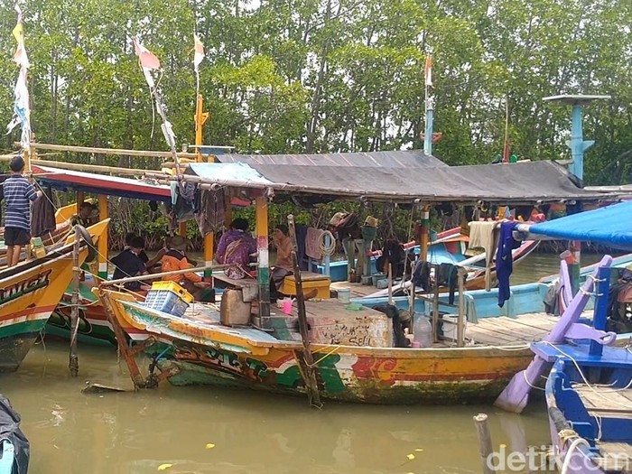 Kapal nelayan di Tempat Pelelangan Ikan (TPI) Ketapang, Kecamatan Ulujami, Kabupaten Pemalang, Rabu (12/2/2025).