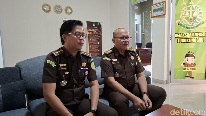 Kasi Pidsus Kejari Lubuklinggau Achmat Arjansyah Akbar (kiri) dan Kasi Intelijen Kejari Lubuklinggau Wenharnol (kanan)