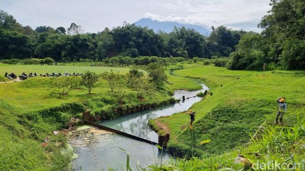 Kawasan Ekonomi Khusus (KEK) Lido di Bogor telah disegel dan dihentikan kegiatan pembangunannya oleh KLH. Namun aktivitas pembangunan terlihat masih berjalan. (Taufiq Syarifudin/detikcom)