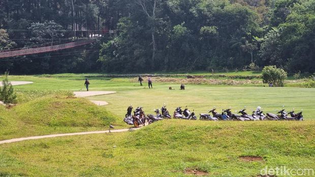 Kawasan Ekonomi Khusus (KEK) Lido di Bogor telah disegel dan dihentikan kegiatan pembangunannya oleh KLH. Namun aktivitas pembangunan terlihat masih berjalan. (Taufiq Syarifudin/detikcom)