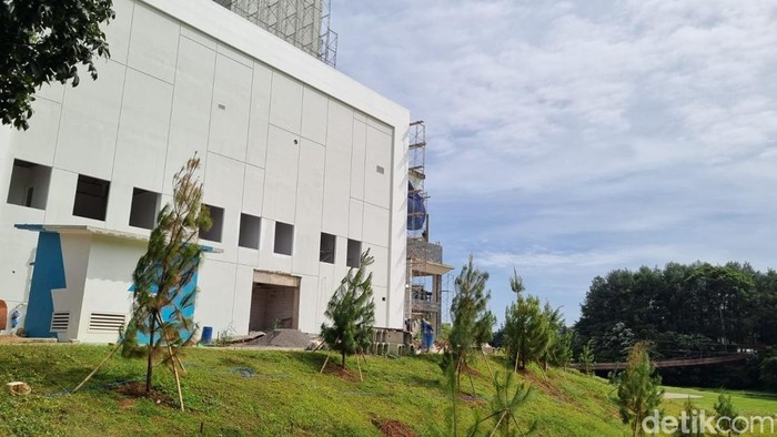 Kawasan Ekonomi Khusus (KEK) Lido di Bogor telah disegel dan dihentikan kegiatan pembangunannya oleh KLH. Namun aktivitas pembangunan terlihat masih berjalan. (Taufiq Syarifudin/detikcom)