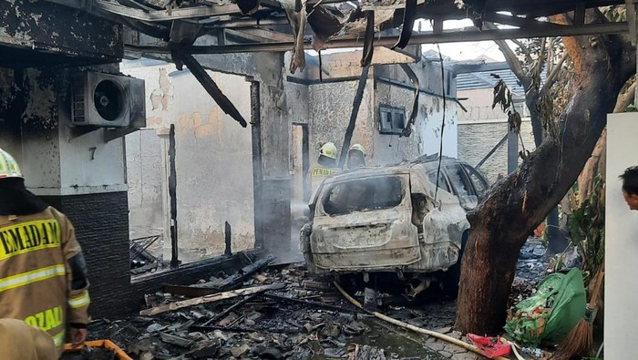 Kebakaran di Cipinang Melayu, Jakarta Timur, Rabu (13/2/2025) pagi menghanguskan 1 rumah dan mobil Pajero.