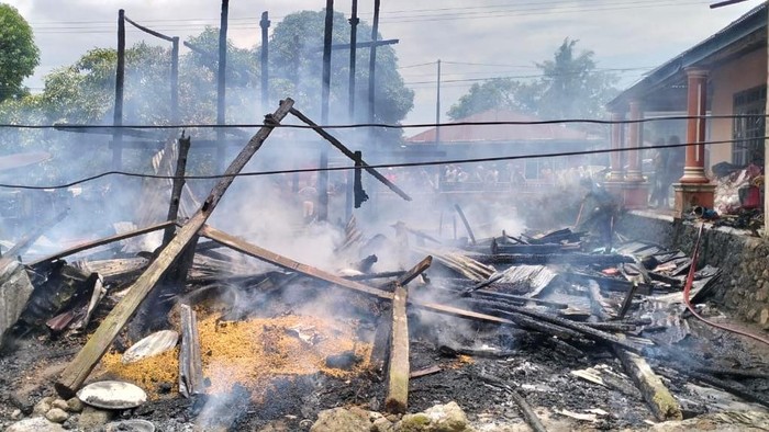 Kebakaran rumah panggung di Bone.