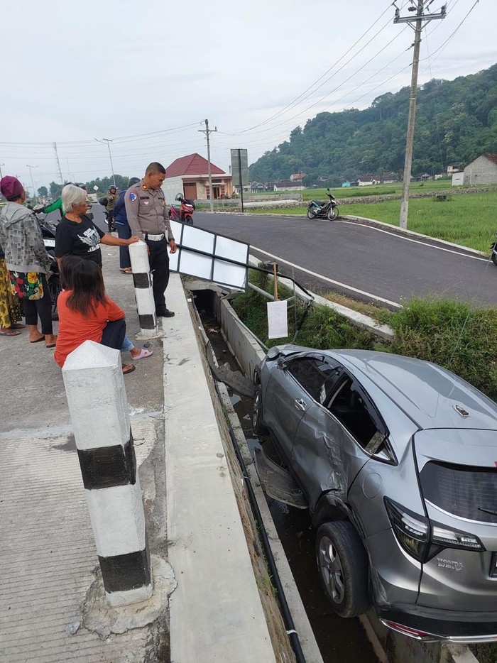 Kondisi mobil Honda HRV mengalami kecelakaan tunggal di Prambanan, Sleman, Rabu (12/2/2025) pagi tadi.
