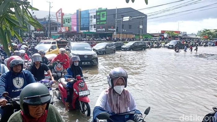 Kemacetan di Jalan Perintis Kemerdekaan Makassar akibat banjir.