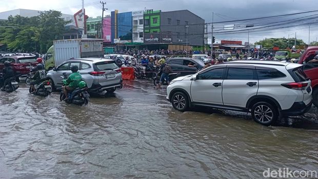 Kemacetan di Jalan Perintis Kemerdekaan Makassar akibat banjir.