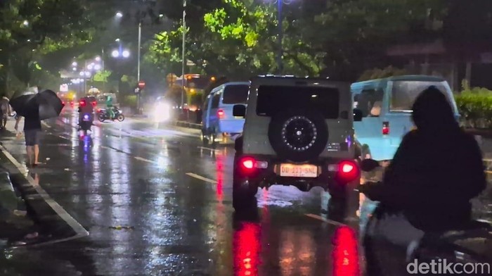 Kendaraan sudah bisa melintas di Jalan Poros Trans Sulawesi depan Kantor Bupati Maros.