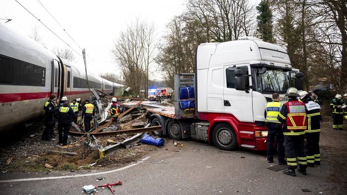 Kereta Tabrak Truk di Jerman Kereta menabrak truk di salah satu persimpangan di Kota Hamburg, Jerman. Sebanyak 12 orang dilaporkan luka-luka akibat kecelakaan tersebut.