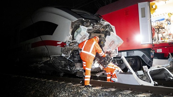 Kereta Tabrak Truk di Jerman Kereta menabrak truk di salah satu persimpangan di Kota Hamburg, Jerman. Sebanyak 12 orang dilaporkan luka-luka akibat kecelakaan tersebut.