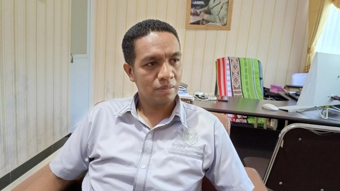 Ketua KY NTT, Hendrikus Ara, ketika diwawancarai detikBali di ruang kerjanya, Rabu (12/2/2025). (Simon Selly/detikBali)