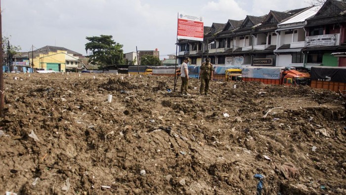KLH Segel TPS Pasar Caringin Bandung Petugas Satpol PP Kota Bandung berdiri di dekat papan informasi penyegelan di Tempat Pembuangan Sementara (TPS) Pasar Caringin, Bandung, Jawa Barat, Selasa (11/2/2025). Tim Penegakan Hukum Kementerian Lingkungan Hidup (KLH) menyegel dan menutup TPS tersebut akibat melakukan pelanggaran lingkungan terkait pengelolaan dalam menimbun sampah dan membakar sampah memakai insenerator tanpa izin.