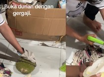 Kocak! Pria Ini Belah Buah Durian Pakai Gergaji Besar