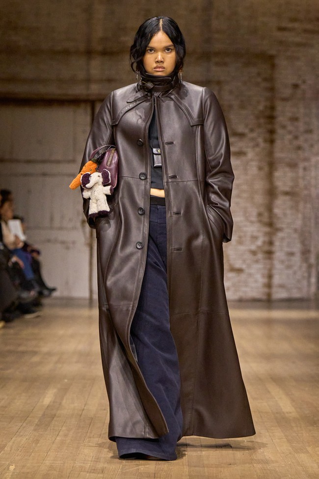 Tiga tahun berselang, dedikasi dan konsistensi Shahnaz sebagai model membawanya ke panggung New York Fasion Week. Debut tersebut terjadi di presentasi koleksi Coach Fall 2025 pada Februari lalu. Ia muncul dalam balutan coat kulit panjang rancangan Stuart Vevers sembari menenteng tas penuh gantung berbentuk boneka. Luaran tersebut membungkus crop shirt yang sedikit memperlihatkan bagian perutnya, dan celana high-waist.(Foto: Dok. Coach/Isidore Montag)