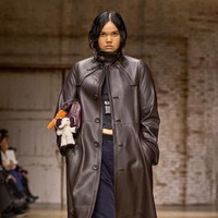 Tiga tahun berselang, dedikasi dan konsistensi Shahnaz sebagai model membawanya ke panggung New York Fasion Week. Debut tersebut terjadi di presentasi koleksi Coach Fall 2025 pada Februari lalu. Ia muncul dalam balutan coat kulit panjang rancangan Stuart Vevers sembari menenteng tas penuh gantung berbentuk boneka. Luaran tersebut membungkus crop shirt yang sedikit memperlihatkan bagian perutnya, dan celana high-waist.(Foto: Dok. Coach/Isidore Montag)