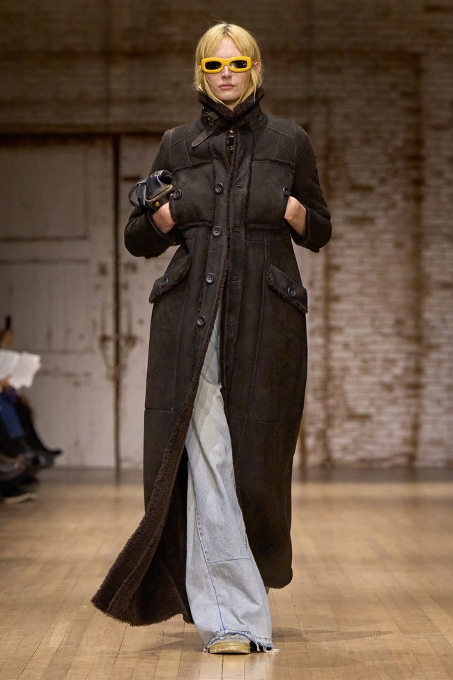 Inilah koleksi Coach untuk musim gugur/dingin 2025 karya Creative Director Stuart Vevers. Dia mewujudkan siluet klasik Amerika yang diinterpretas ulang pada generasi masa kini. Presentasi terbarunya memusatkan komitmen Coach dalam melukis ulang busana ikonis dari merek tersebut dan mengedepankan ekspresi diri serta komunitas. Dok. Coach.