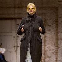 Inilah koleksi Coach untuk musim gugur/dingin 2025 karya Creative Director Stuart Vevers. Dia mewujudkan siluet klasik Amerika yang diinterpretas ulang pada generasi masa kini. Presentasi terbarunya memusatkan komitmen Coach dalam melukis ulang busana ikonis dari merek tersebut dan mengedepankan ekspresi diri serta komunitas. Dok. Coach.