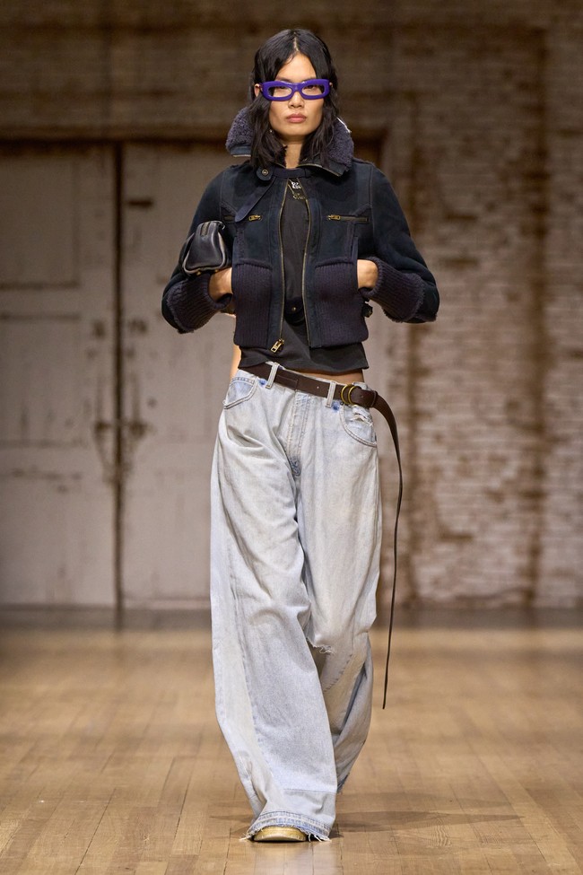 Inilah koleksi Coach untuk musim gugur/dingin 2025 karya Creative Director Stuart Vevers. Dia mewujudkan siluet klasik Amerika yang diinterpretas ulang pada generasi masa kini. Presentasi terbarunya memusatkan komitmen Coach dalam melukis ulang busana ikonis dari merek tersebut dan mengedepankan ekspresi diri serta komunitas.  Dok. Coach.